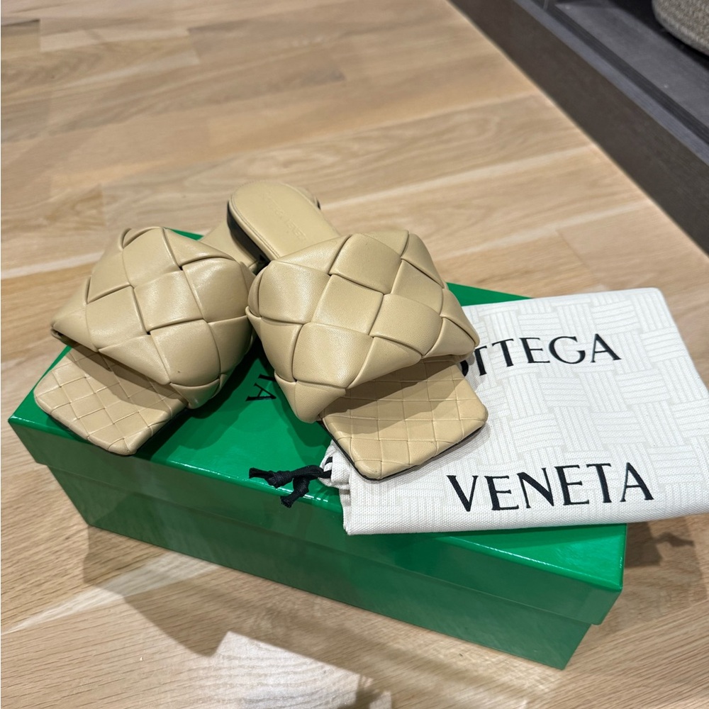Bottega Veneta Bandage lido flat sandal